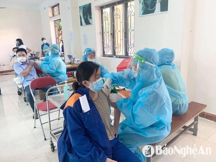 Bác sĩ CKI Nguyễn Thị Hoài Thương cùng các đồng nghiệp tham gia phòng, chống dịch Covid-19. Ảnh: Diệp Sương