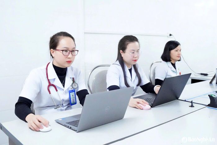 Bác sĩ Hoài Thương luôn nỗ lực nâng cao kiến thức, bồi dưỡng chuyên môn để đóng góp nhiều hơn cho công tác chăm sóc sức khỏe cộng đồng. Ảnh: PV