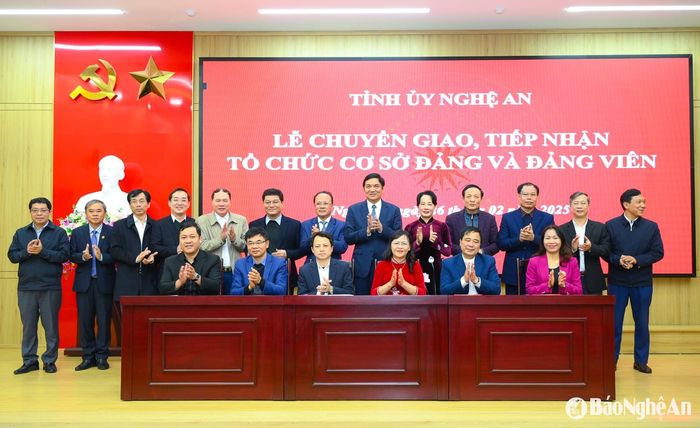 Các đơn vị ký kết biên bản chuyển giao, tiếp nhận tổ chức đảng và đảng viên. Ảnh: Thành Cường