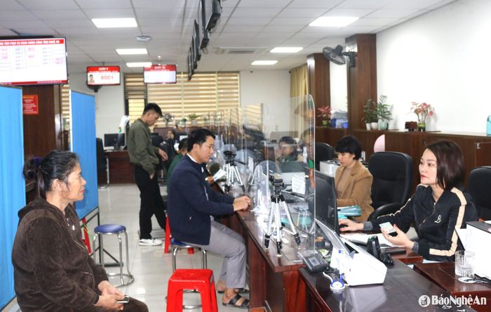 Người dân làm thủ tục cấp đổi GPLX tại khu vực giải quyết thủ tục hành chính của Sở Giao thông vận tải tại Trung tâm Phục vụ hành chính công tỉnh.