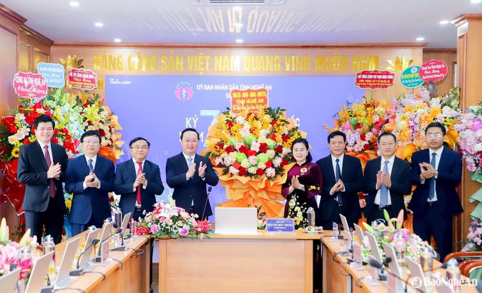 Bí thư Tỉnh ủy Nguyễn Đức Trung tặng lẵng hoa, gửi lời chúc tốt đẹp nhất đến cán bộ, công chức, viên chức, người lao động Sở Y tế nói riêng và ngành Y tế nói chung nhân kỷ niệm 70 năm ngày Thầy thuốc Việt Nam. Ảnh: Phạm Bằng