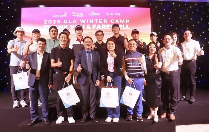 Chủ tịch UBND tỉnh Bình Định Phạm Anh Tuấn tặng quà lưu niệm cho các chuyên gia.