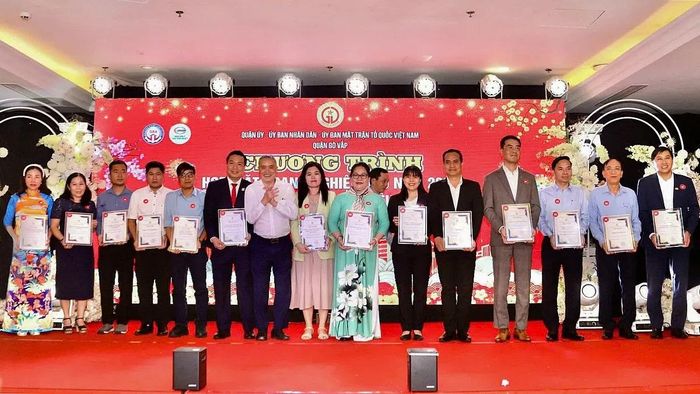 Đại diện Vinalink Group cùng các doanh nghiệp nhận danh hiệu Doanh nghiệp tiêu biểu năm 2024.