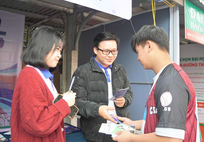 Năm nay, các trường đại học có nhiều hoạt động, đổi mới tư vấn tuyển sinh để thu hút người học. TRONG ẢNH: Hoạt động tư vấn tuyển sinh của Trường Đại học Kinh tế. Ảnh: THU HÀ