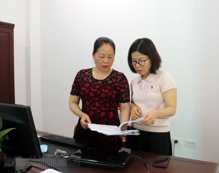 Bà Mai Thị Hường (bên trái), Phó trưởng Ban Tuyên giáo Thành ủy chia sẻ kinh nghiệm với đồng nghiệp trước khi nghỉ hưu.