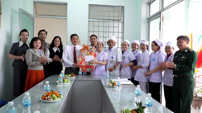 Bí thư Thành ủy Cam Ranh Lữ Thanh Hải thăm, chúc mừng Trạm Y tế xã Cam Lập.