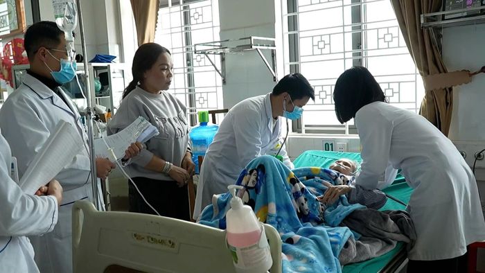 Bác sĩ Lê Văn Mạnh điều trị cho bệnh nhân. 