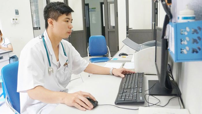  Ngoài làm tốt công tác chuyên môn, bác sĩ Lục Quang Thái còn là người đam mê nghiên cứu khoa học, ứng dụng tiến bộ kỹ thuật. 