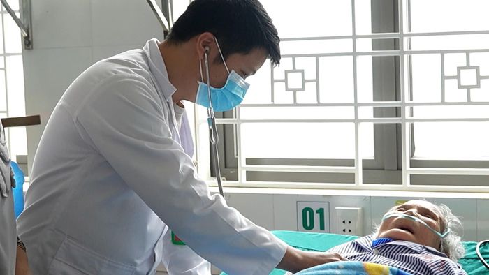  Bác sĩ Lê Văn Mạnh thăm khám cho người bệnh. 