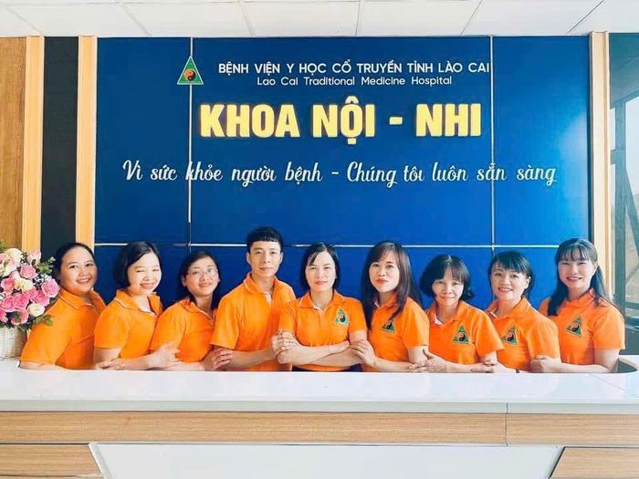  Trưởng khoa Nguyễn Hương Sen (giữa ảnh) và đồng nghiệp. 