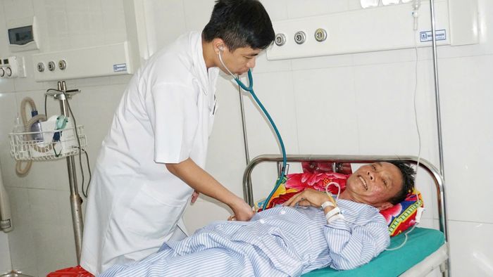  Bác sĩ Lục Quang Thái hết lòng vì sức khỏe của bệnh nhân. 