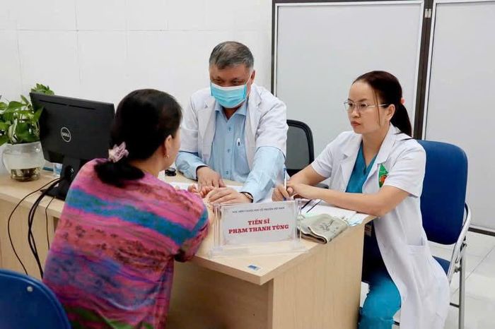  Bác sĩ Nguyễn Hương Sen cùng chuyên gia thăm khám cho bệnh nhân. 