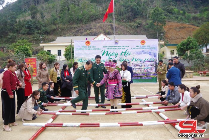 Cán bộ, chiến sĩ Bộ đội Biên phòng và nhân dân tham gia các trò chơi dân gian.