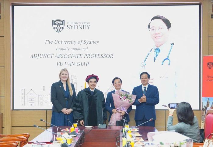 Bà Freya Kaine, GS.TS Nguyễn Hữu Tú và PGS.TS Đào Xuân Cơ chúc mừng PGS.TS Vũ Văn Giáp vinh dự được phong chức danh Phó Giáo sư thỉnh giảng Đại học Sydney - Australia.