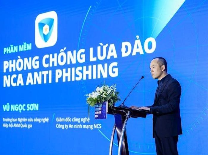 Ông Vũ Ngọc Sơn giới thiệu các giải pháp về bảo vệ an ninh mạng. Ảnh TH