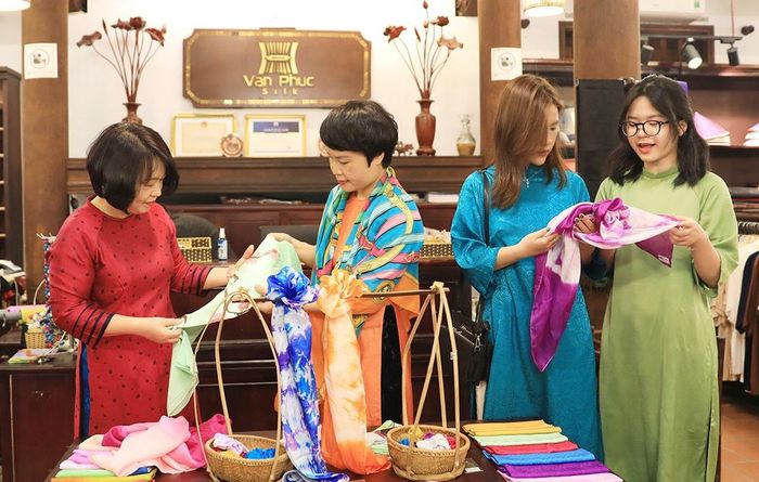 Trải qua nhiều thăng trầm của thời gian, lụa Vạn Phúc vẫn giữ được nét đẹp truyền thống bởi sự bền bỉ và vẻ đẹp tinh tế, trang nhã
