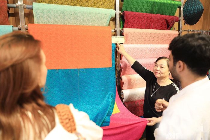 Điểm khác biệt của lụa vân là ở cách dệt, hoàn toàn bằng thủ công nên đòi hỏi thợ phải có tay nghề cao