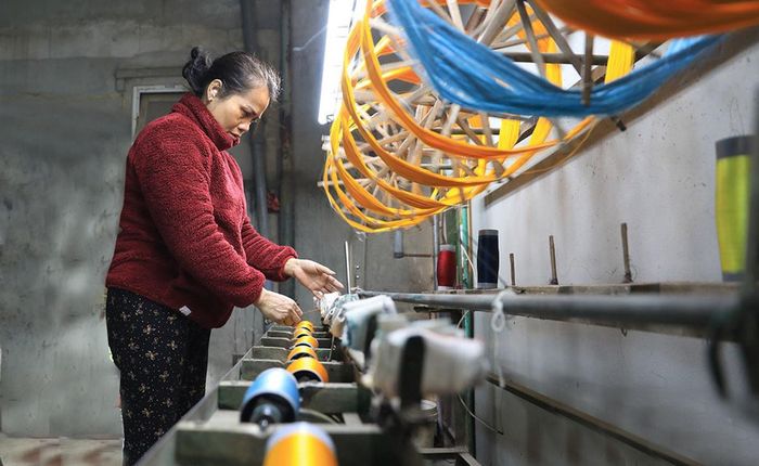 Quy trình sản xuất lụa tại làng Vạn Phúc cơ bản được thực hiện thủ công, đòi hỏi sự cẩn thận, tỉ mỉ của người chế tạo mới có thể bảo đảm chất lượng sản phẩm