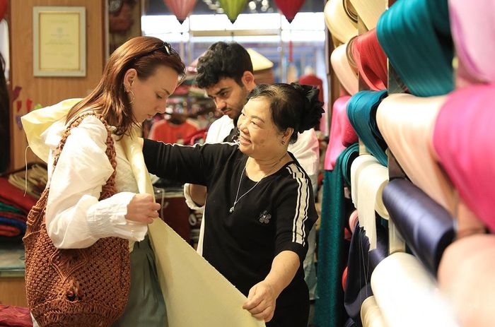 Việc gia nhập mạng lưới các thành phố thủ công sáng tạo thế giới là cơ hội cũng như thách thức lớn đối với làng lụa Vạn Phúc, buộc các đơn vị sản phẩm sản xuất phải đổi mới, sáng tạo, nâng cao chất lượng để vươn mình ngang tầm thế giới