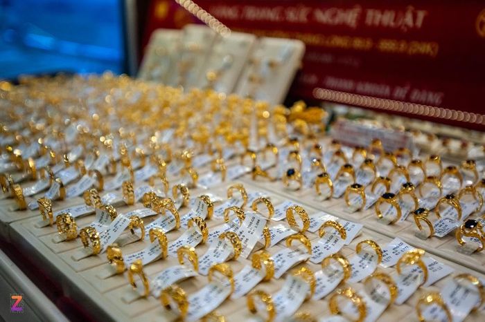 Giá vàng nhẫn một lần nữa vượt vàng miếng cả triệu đồng ở chiều mua tại các doanh nghiệp. Ảnh: Thế Bằng.