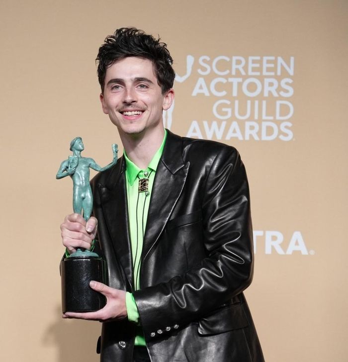 Timothee Chalamet vui mừng nâng cúp SAG