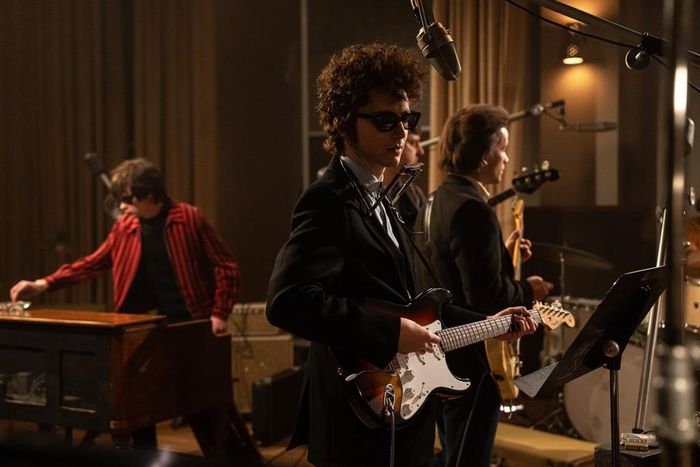 Timothee Chalamet hóa thân thành Bob Dylan trong “A Complete Unknown”