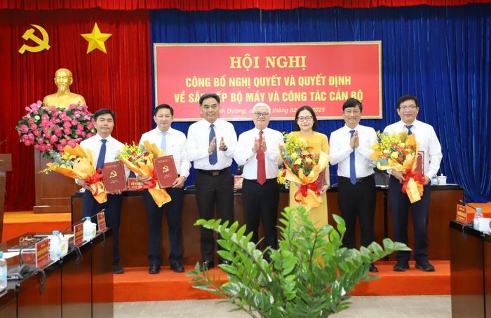 Lãnh đạo tỉnh tặng hoa các đồng chí được điều động, bổ nhiệm