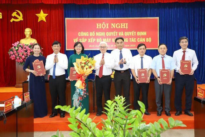 Lãnh đạo tỉnh Bình Dương tặng hoa chúc mừng Ban Giám đốc Sở Nội vụ