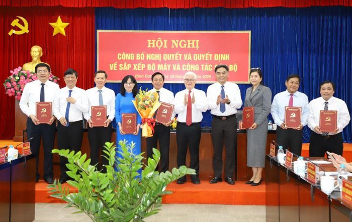 Lãnh đạo tỉnh tặng hoa chúc mừng Ban Giám đốc Sở Nông nghiệp và Môi trường