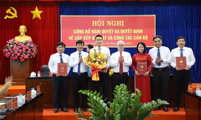 Lãnh đạo tỉnh tặng hoa chúc mừng Ban Giám đốc Sở Khoa học và Công nghệ