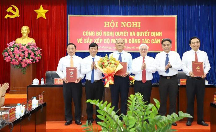 Lãnh đạo tỉnh tặng hoa chúc mừng Ban Giám đốc Sở Tôn giáo và Dân tộc