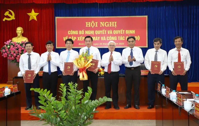 Lãnh đạo tỉnh tặng hoa chúc mừng Ban Giám đốc Sở Xây dựng