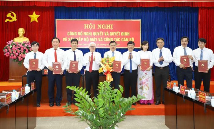Lãnh đạo tỉnh tặng hoa chúc mừng Ban Giám đốc Sở Tài Chính