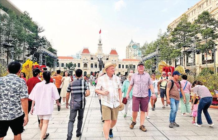 Du khách quốc tế tham quan Thành phố Hồ Chí Minh trong dịp Tết Nguyên đán Ất Tỵ 2025. (Ảnh Mạnh Hảo)