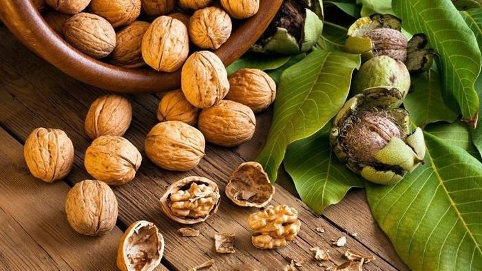 Các loại hạt giàu protein và magie - một loại khoáng chất đóng vai trò quan trọng trong việc chuyển hóa đường thành năng lượng. Lượng magie thấp có thể làm cạn kiệt năng lượng của bạn.