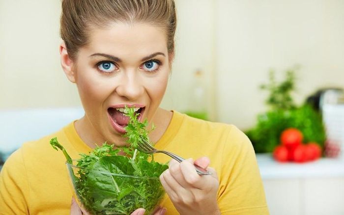 Folate có trong rau sẫm màu là một dưỡng chất có thể làm giảm nguy cơ trầm cảm. Chúng có trong các loại thịt đỏ, rau có màu xanh đậm (rau muống, bó xôi, súp lơ…), các loại ngũ cốc và đậu (đậu xanh, đậu tương, đậu đũa).