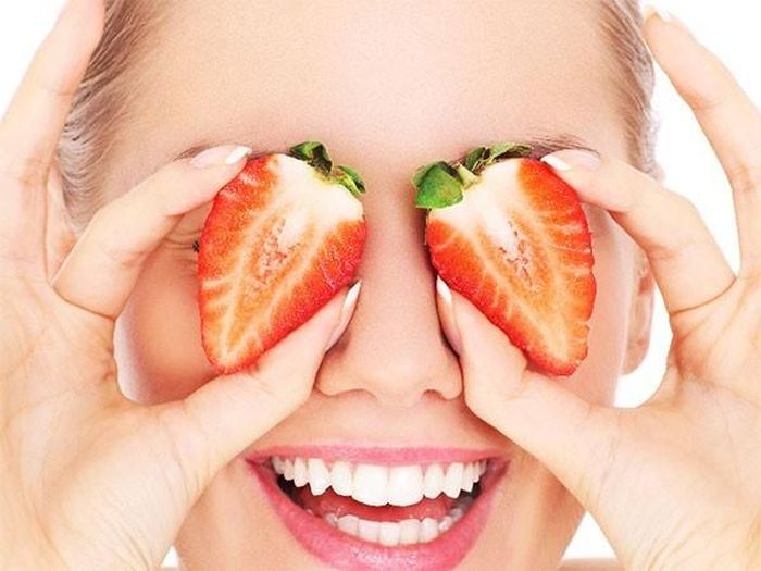 Dâu rất giàu các vitamin và khoáng chất như vitamin A, vitamin C và mangan. Các dưỡng chất này giúp tăng cường sản sinh các hormone “vui vẻ” ở não bộ.