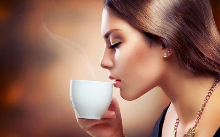 Cà phê là đem lại sự phấn khích, ít nhất trong thời gian ngắn. Caffeine có trong cà phê tăng cường quá trình trao đổi chất, tạm thời cải thiện sự tập trung trí óc và năng lượng.