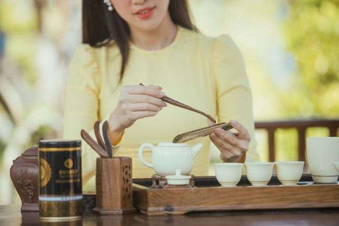 Trong trà có caffeine giúp tăng cường trí nhớ, phản xạ nhanh và tỉnh táo. Uống một tách trà mỗi ngày là truyền thống ở nhiều nơi. Thói quen này cũng giúp đẩy lùi stress.