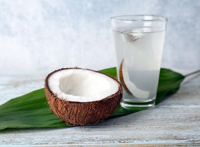 Dừa cũng được mệnh danh là “trái cây vui vẻ”, bởi nước dừa rất giàu các chất điện giải giúp bạn cảm thấy vui vẻ, sảng khoái tức thì.