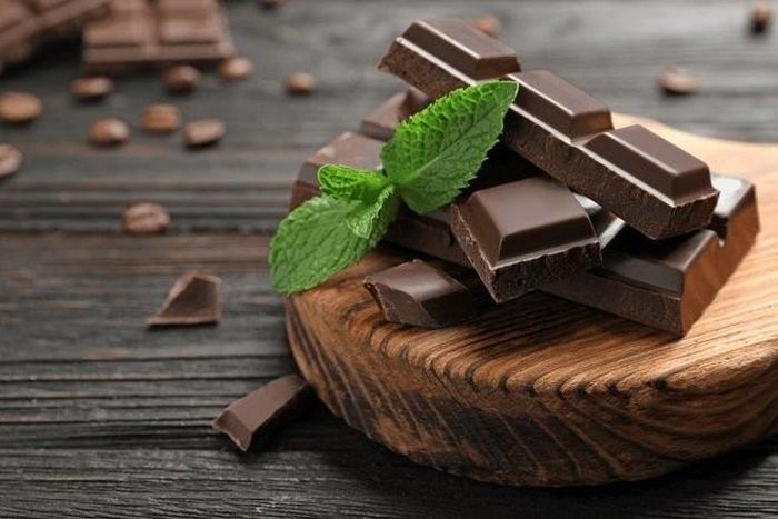 Một chút chocolate đen có thể khiến năng lượng của bạn được tăng lên, tâm trạng vui vẻ hơn. Lý do là trong chocolate có caffein và theobromine kích thích hệ thần kinh.