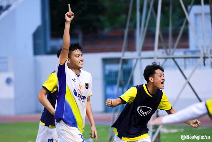 Niềm vui của Trọng Tuấn và đồng đội sau khi mở tỷ số cho U19 Sông Lam Nghệ An trong trận bán kết. Ảnh: Chung Lê
