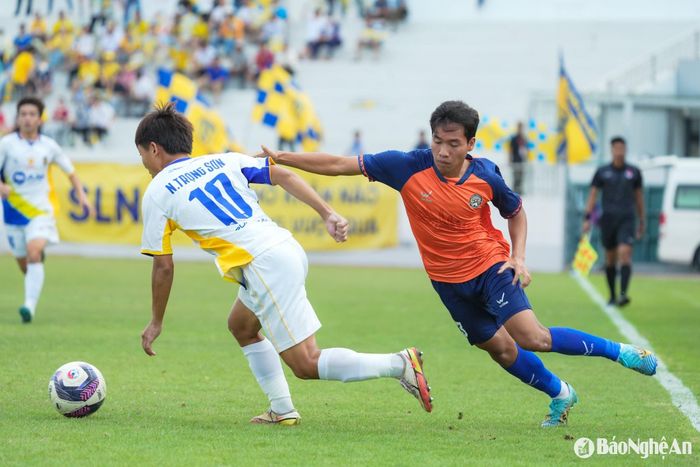 Trọng Sơn chơi năng nổ mang đến nhiều cơ hội cho U19 SLNA. Ảnh: Đức Anh