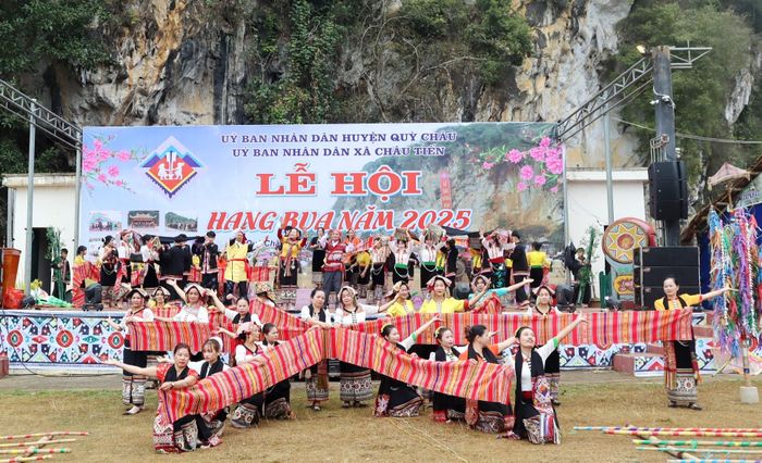 Tiết mục trình diễn mang đậm bản sắc văn hóa vùng miền tại Lễ hội Hang Bua. Ảnh: Bé Vinh
