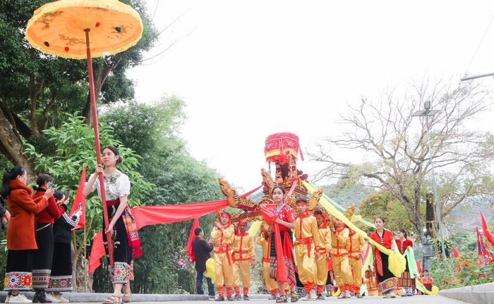 Lễ rước linh vị tại lễ khai mạc Đền Vạn - Cửa Rào. Ảnh: Đình Tuân
