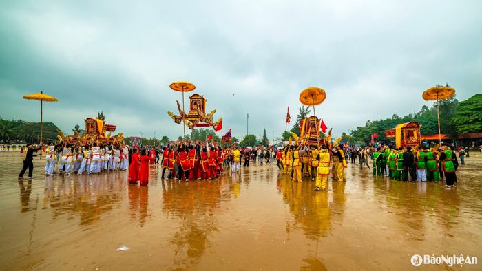 Nghi thức rước kiệu sau lễ cầu Ngư ở Lễ hội Đền Cờn. Ảnh: Nhật Thanh