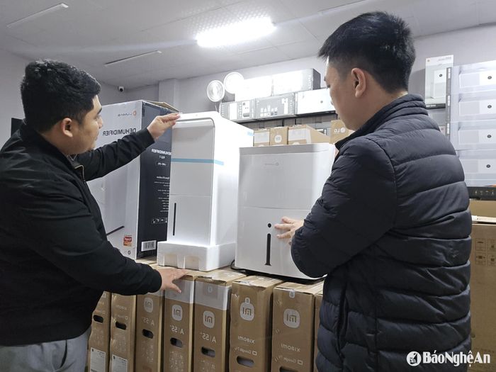 Anh Phùng Văn Diên, chủ một cửa hàng điện máy ở đường Nguyễn Thái Học (TP.Vinh) cho biết, khi mua máy hút ẩm, người mua cần quan tâm đến diện tích nhà, thể tích và công năng máy. Ảnh: T.P