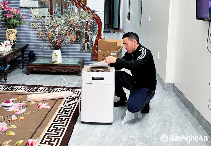 Thợ lắp đặt máy hút ẩm khá bận rộn trong thời điểm này. Ảnh: T.P