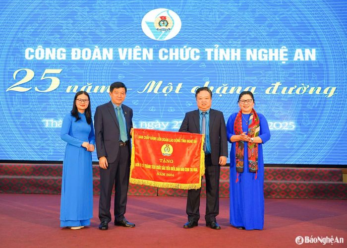 Ông Kha Văn Tám - Chủ tịch Liên đoàn Lao động tỉnh Nghệ An trao Cờ thi đua cho Công đoàn Viên chức Nghệ An. Ảnh: Diệp Thanh