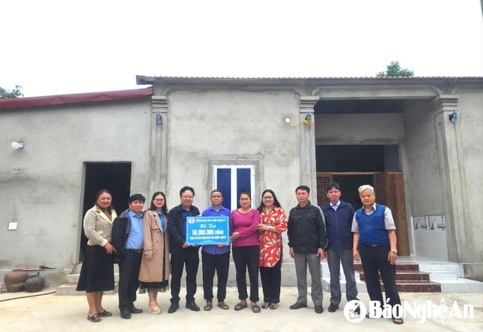 Công đoàn Viên chức Nghệ An trao tiền hỗ trợ xây dựng nhà cho hộ gia đình có hoàn cảnh khó khăn. Ảnh: CSCC